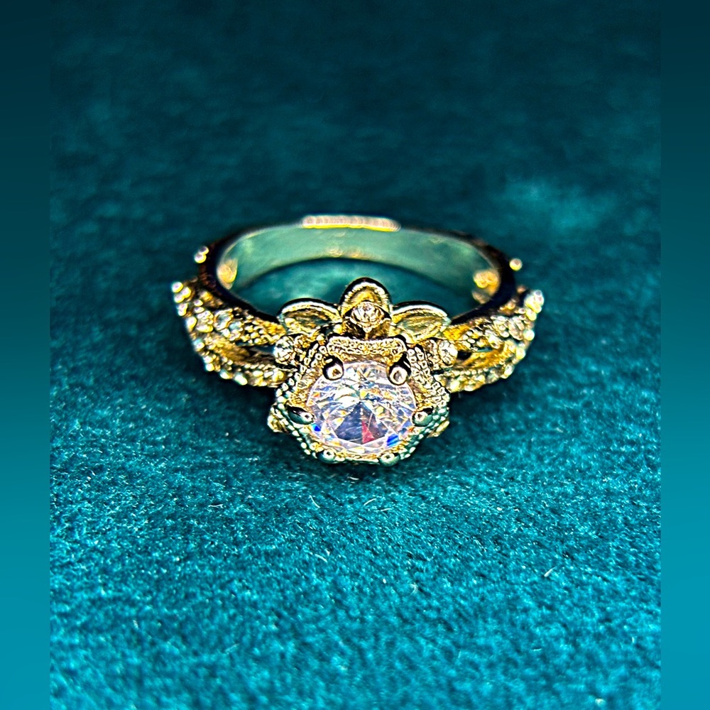 Size 7 Vintage Style Ladies Ring- Costume Jewelry
